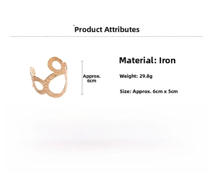 Detailansicht eines goldenen hohlgehämmerten Metallarmreifs, 29,8g Gewicht und 6cm Größe