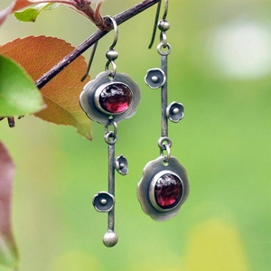 Vintage bloemen oorbellen in geoxideerd zilver met paarse edelstenen aan boomtakken