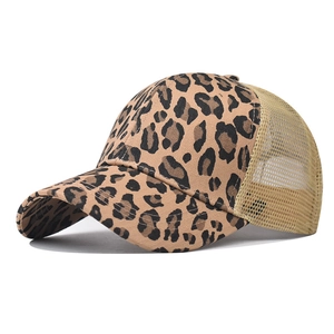 Détail de la casquette léopard en coton avec empiècements arrière en filet respirant