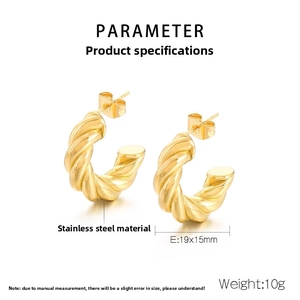 Détail des boucles d'oreilles croissant torsadées dorées en acier inoxydable de 19x15 mm