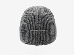 Détail d'un bonnet en maille gris foncé avec texture côtelée et bord replié épais