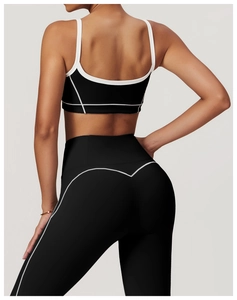 Détail du dos du soutien-gorge de sport à haute élasticité avec bordure blanche