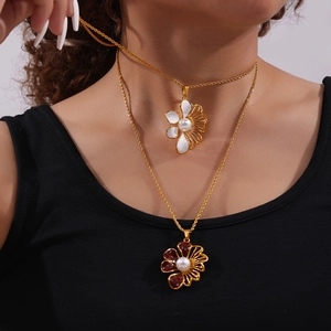 Collana a doppio strato retrò britannico con ciondolo a fiore e perle dorate