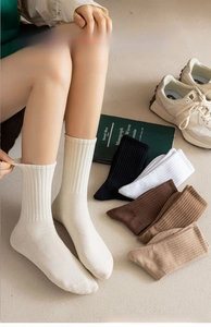 Vue détaillée de la texture côtelée et des poignets élastiques de ces chaussettes en coton