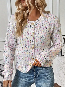 Dettaglio della trama in maglia confetti e bottoni rotondi sul cardigan bianco