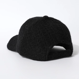 Dettaglio del cappellino da baseball nero in peluche con trama in lana spazzolata spessa