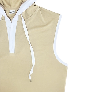 Détail d'un sweat à capuche sans manches kaki en maille avec bordure blanche et cordon
