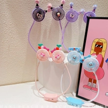 Trois ventilateurs de cou colorés en violet, rose et bleu clair avec nœuds et couronnes