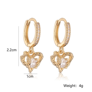 Detailed view of 18K gold plated heart earrings with 2.2cm height and 4g weight