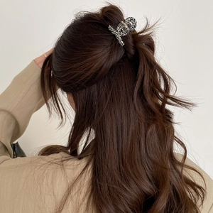 Elegant leopard print acetate hair claw clip for women's half-up ponytail hairstyles