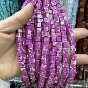 Détail macro de perles carrées en pierre naturelle violette avec texture marbrée DIY