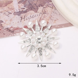 Star-shaped pearl brooch with sparkling rhinestones, 3.5cm diameter silver base detail