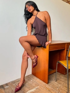 Mini robe dos nu marron foncé à col licou pour femme, style urbain et chic pour l'été