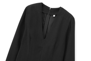 Gros plan sur le col en V profond et l'étiquette de taille de la robe noire à manches