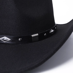 Détail macro du chapeau de cowboy en feutre noir avec rivets argentés et cuir