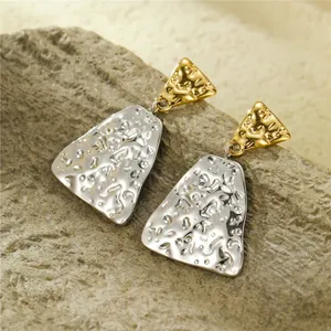 Détails de boucles d'oreilles géométriques bicolores martelées avec dimensions 2,7x4,6cm