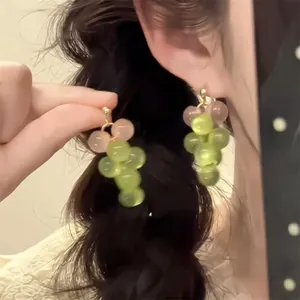 Boucles d'oreilles grappes avec perles en verre vert et rose sur crochets dorés