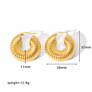 Detailed size chart showing 32mm height and 12.9g weight for gold croissant hoop earrings