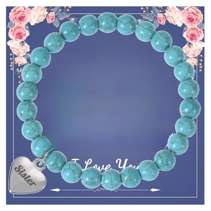 Dettaglio del bracciale con perle blu e ciondolo a cuore su carta To My Sister