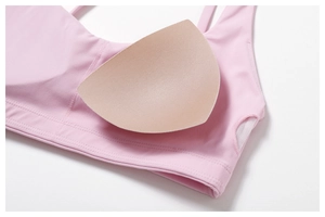 Détail du soutien-gorge de sport rose avec doublure en mesh et coussinets amovibles