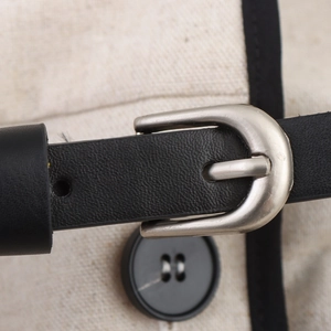 Abito smanicato color block con cintura in pelle nera e fibbia ad ardiglione argento