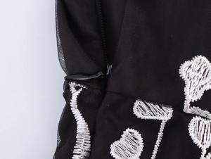 Détail de la fermeture éclair invisible et broderie crâne sur robe en tulle noire