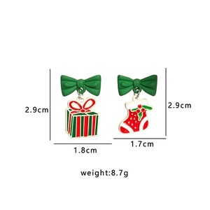 Detailed size view of Christmas gift box and stocking earrings with dimensions 2.9cm and weight