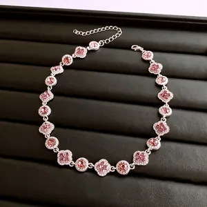 Collier vintage orné de pierres roses et de fleurs sur un coffret noir de luxe