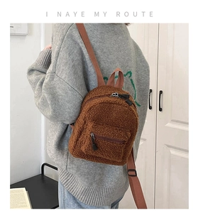 Detailansicht des braunen Teddy-Plüsch-Mini-Rucksacks an einem Model für den Herbst