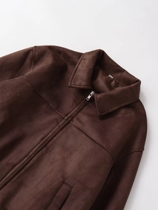 Detail der braunen Wildlederjacke mit Reißverschlusskragen und Schulterstruktur