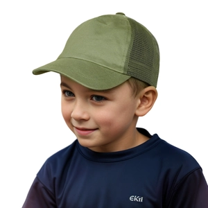 Detail der olivgrünen Kinder-Baseballkappe mit atmungsaktivem Mesh und Schirm