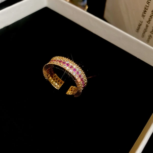 Dettaglio dell'anello placcato oro 18k con pietre di zirconia rosa e bianche