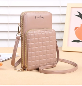 Detail of crossbody phone bag with double zipper and quilted pattern in soft pink
