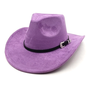 Détail du chapeau de cowboy violet en daim avec ruban en cuir noir et boucle ciselée