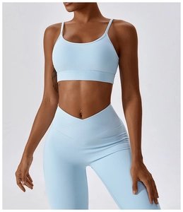 Détail ensemble de yoga bleu clair avec ceinture en V et soutien-gorge de sport col en U