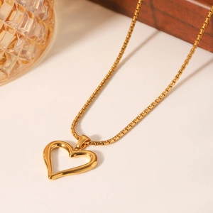Elegante 18K vergoldete Edelstahlhalskette mit einem minimalistischen Herz-Anhänger