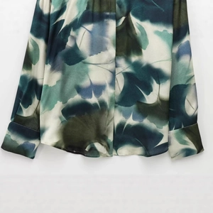 Chemise à manches longues pour femme effet soie avec imprimé feuilles et col à revers