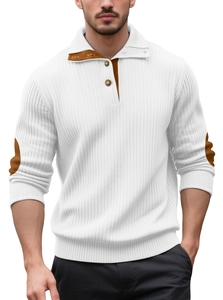 Détail de pull en tricot blanc pour hommes avec coudières marron et col à boutons