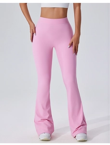 Détail du pantalon de yoga évasé taille haute rose avec ceinture élastique et tissu doux