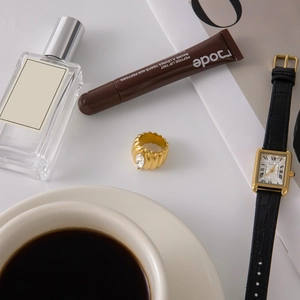 Dettaglio anello in acciaio inossidabile 18K con gemma marquise tra eleganti accessori lifestyle