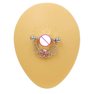 Piercing de téton avec cœur rose et barre en acier inoxydable sur modèle en silicone