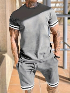 Détail de l'ensemble de sport gris pour homme avec bordures rayées sur t-shirt et short