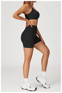 Détail de l'ensemble de yoga noir sans couture avec soutien-gorge et short cycliste