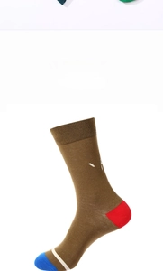 Détail de chaussettes en coton marron avec talon rouge et pointe à rayures bleues