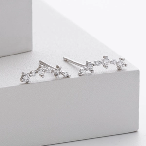 Dettaglio degli orecchini in argento 925 con cinque zirconi brillanti incastonati