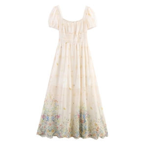 Elegantes französisches Maxikleid mit quadratischem Ausschnitt und Blumenstickerei in Cremeweiß