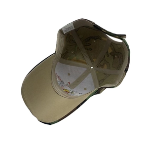 Vue détaillée de l'intérieur de la casquette camouflage avec coutures renforcées en acrylique