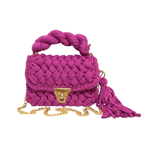 Bolso bandolera tejido a mano magenta con cadena dorada y borla decorativa