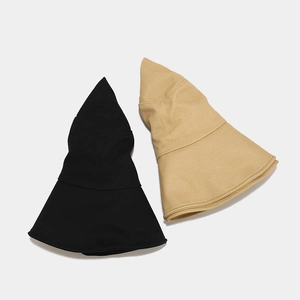 Vue détaillée de chapeaux pare-soleil en coton noir et kaki avec de larges bords plats