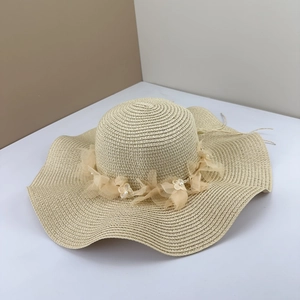 Chapeau de soleil en paille beige pour femme avec bord ondulé et fleurs en dentelle